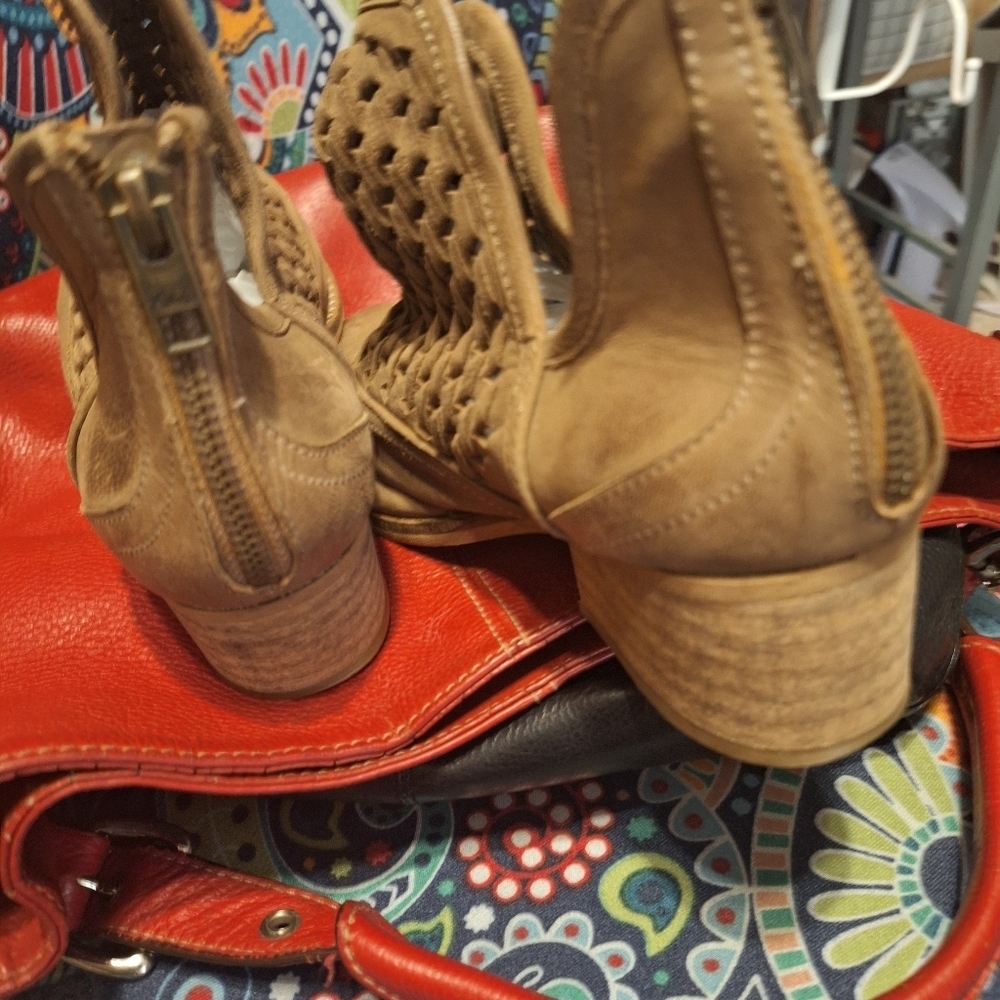 Rebel cut out Booties boots Sz 8 leather euc - Picture 5 of 8
